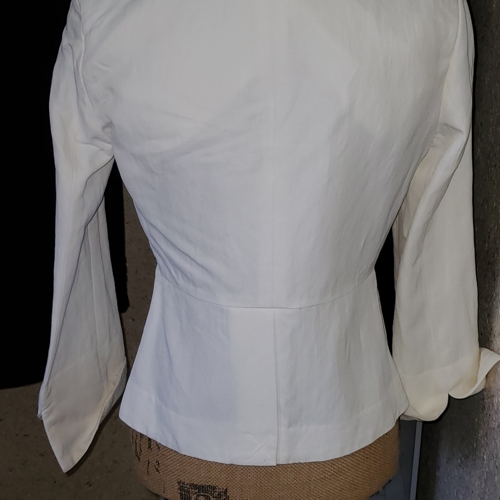 Stylish White Jacket - image 4